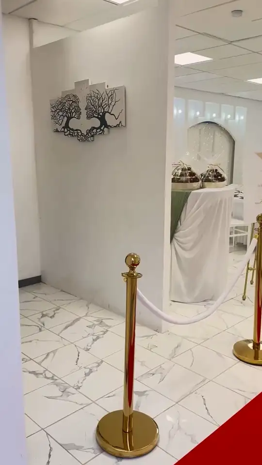 Visite de la salle décorée pour une soirée henné, du tapis rouge à la sweet table